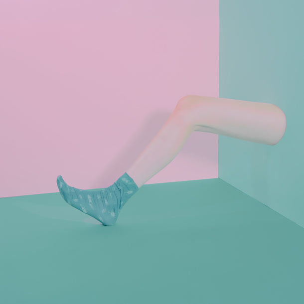 墙壁里伸出的腿海报背景