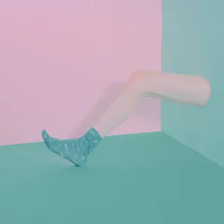 墙壁里伸出的腿海报背景