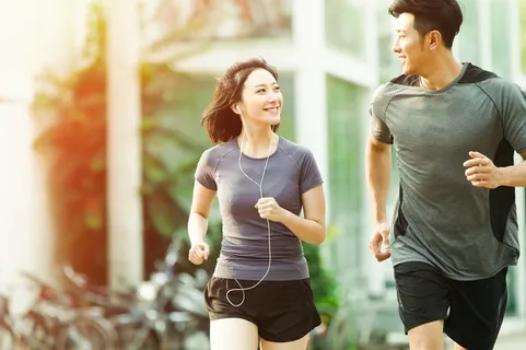 清晨跑步的情侣高清