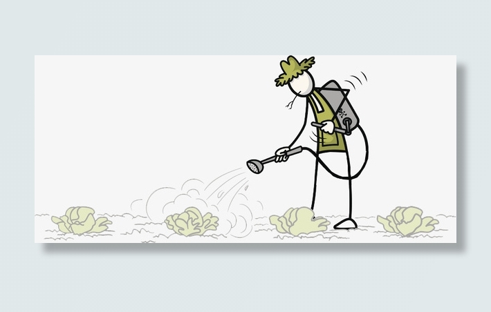 背着喷洒箱带着帽子在田里洒水的免抠