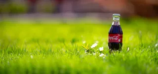 可口可乐饮料绿色草地背景高清