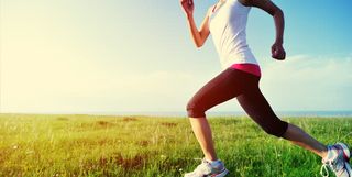 奔跑在绿草地里的人免抠