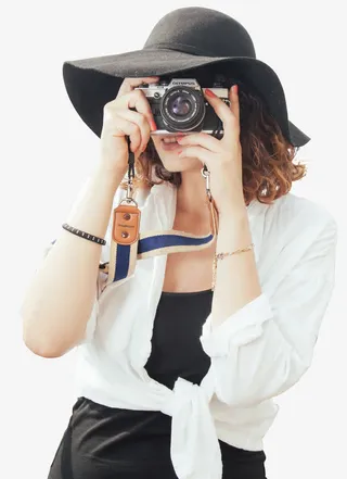 戴帽子卷发拍照的女孩免抠