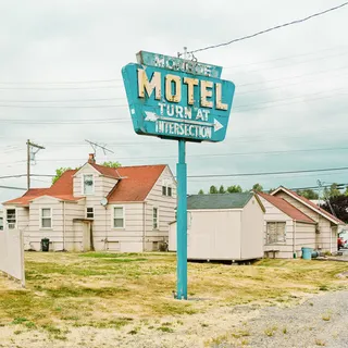 清新路牌房屋草地免抠