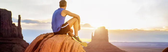 坐在顶峰的人背景高清