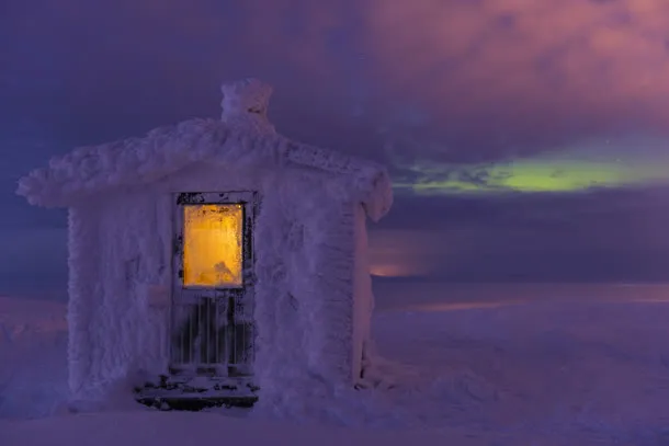 紫色梦幻雪地里的房屋免抠
