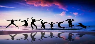 蓝天下狂欢人们剪影背景高清