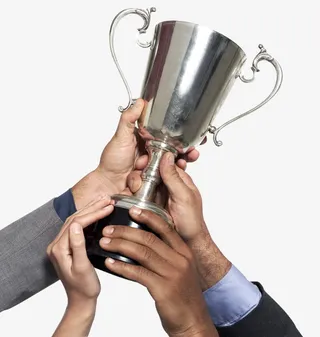 手拿奖杯免抠