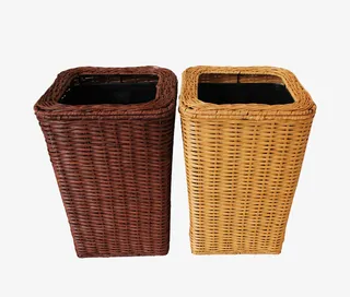 两个藤编垃圾桶免抠