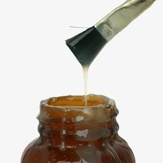 棕色瓶子里的胶水被刷子粘着免抠