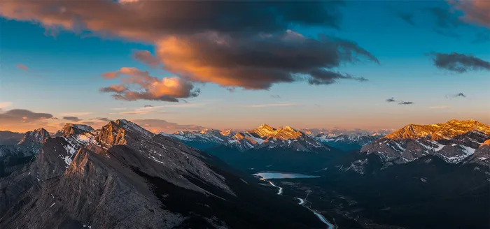 黄昏下的高原山脉背景高清