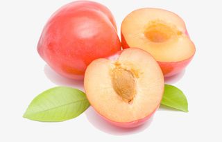 新鲜切开的桃子和叶子免抠