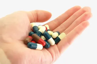 手上拿着胶囊免抠