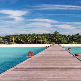 蓝色天空海边拉杆箱主图高清