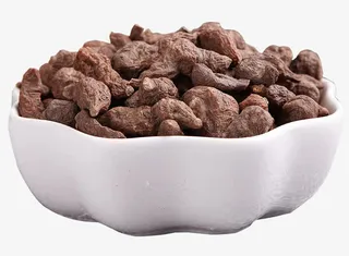 花形白瓷碗装的蕨麻籽免抠