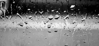 玻璃上的水珠高清