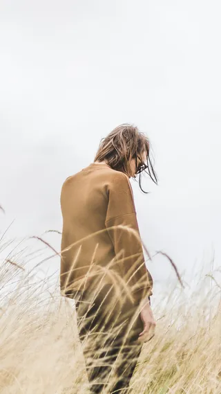 走在草丛里的人 H5背景高清