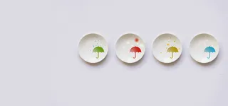 纯色五彩小雨伞彩蝶背景高清