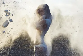 灰尘中赤裸少女海报背景