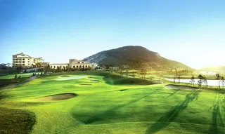 蓝天白云草地湖泊免抠