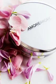 粉色花瓣化妆品海报免抠