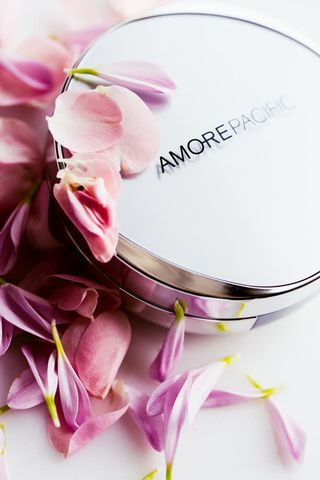 粉色花瓣化妆品海报免抠