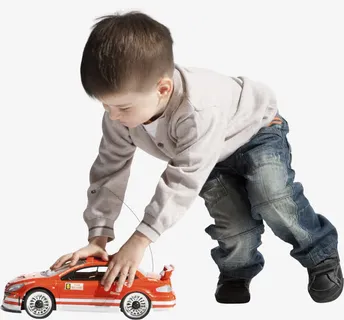 小朋友玩汽车免抠