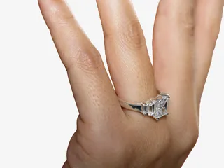 带钻石戒指的手免抠