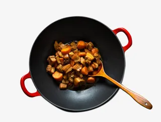 铸铁锅中的食物免抠