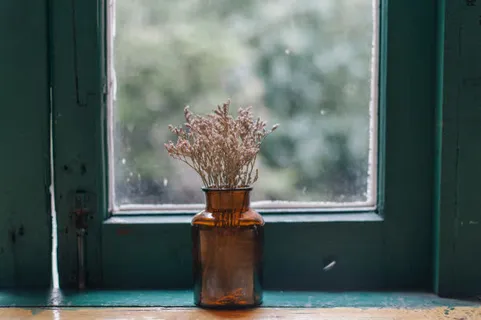 窗台上的花瓶海报背景
