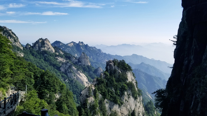 春天 爬山 绿树 松树蓝天高清