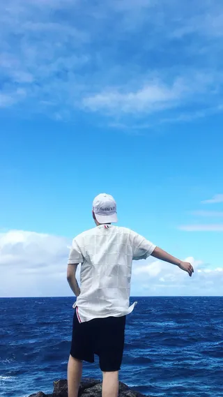带帽男生面朝大海背景高清