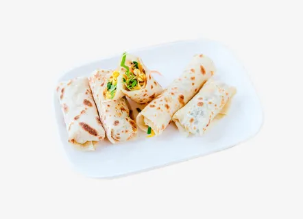 白色盘子中的春饼免抠