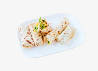 白色盘子中的春饼免抠