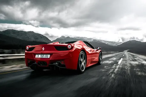 在马路上奔跑的红色轿车免抠