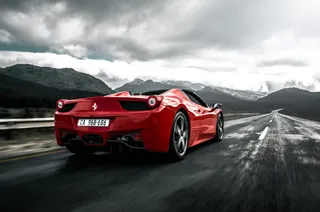 在马路上奔跑的红色轿车免抠