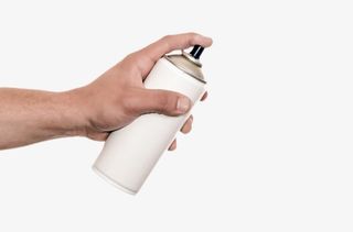 手拿着白色喷雾金属罐子实物免抠