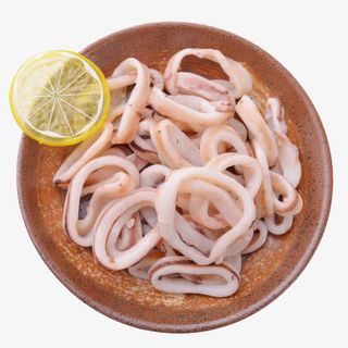 一盘鱿鱼圈和柠檬伴碟免抠