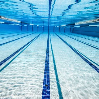 蓝色游泳池背景图高清