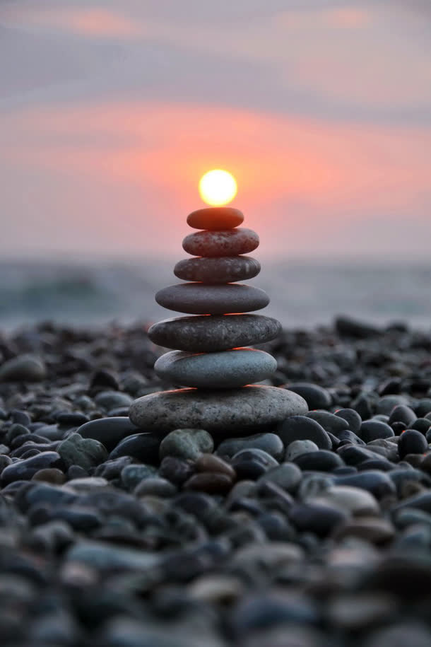 八个石块托起的太阳免抠