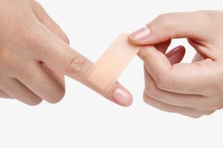 受伤的手上的创可贴免抠