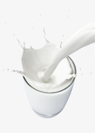 玻璃杯里面四溅的牛奶免抠