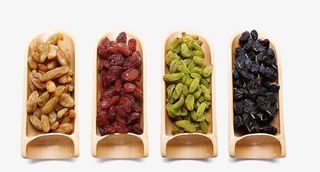 竹筒里面的葡萄干组合免抠