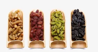 竹筒里面的葡萄干组合免抠