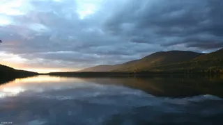 山水相映屏保免抠