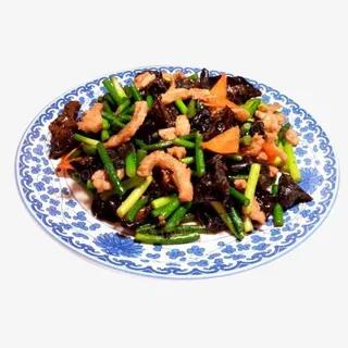 摆盘精致的美食蒜台木耳炒肉免抠