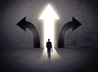 站在直行箭头前的商务人物高清