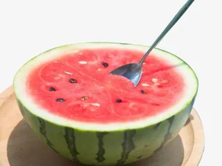 西瓜，绿色的西瓜，切开的西瓜，有勺的西瓜免抠