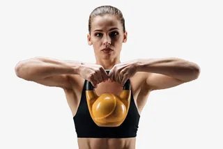 女教练双手正在提壶铃免抠