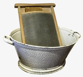 洗衣盆里的搓衣板实物图免抠